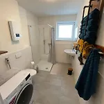 Zentrale Neubauwohnung Mit Balkon Apartment