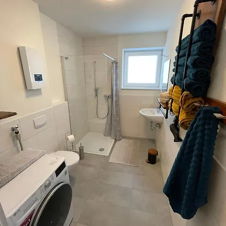 Zentrale Neubauwohnung Mit Balkon Daire