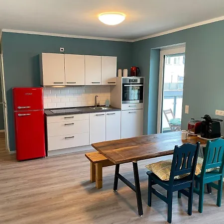 Zentrale Neubauwohnung Mit Balkon Daire