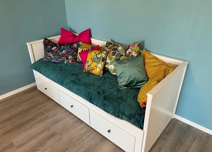 Zentrale Neubauwohnung Mit Balkon